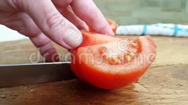 双手在木制沙拉上切番茄健康食品